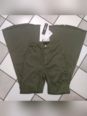 "Mystery Solved"  High Stretch Extreme Bell bottom Jeans Sz 7